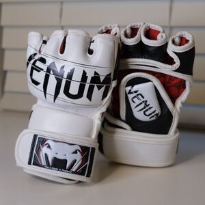 Size S Venus Undisputed 2.0 MMA gloves